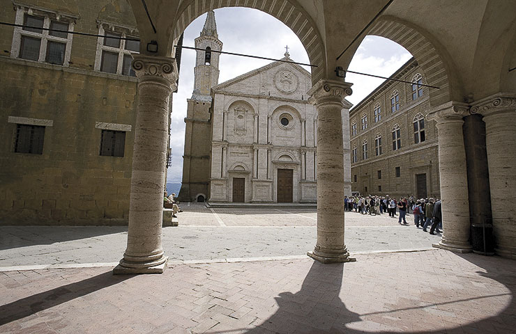 PIENZA, FABRIZIO FE’ LASCIA. “LA PIAZZA” CERCA IL SUCCESSORE. L’ASSOCIAZIONE OPERA VALDORCIA: “IL MURO CONTRO MURO NON PAGA!”