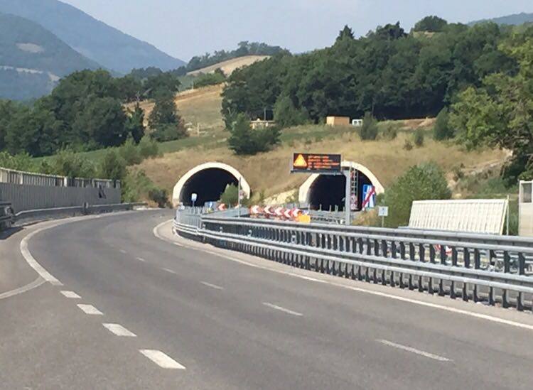 GALLERIA PERICOLOSA E A RISCHIO SULLA FOLIGNO-CIVITANOVA: 10 INDAGATI PER FRODE E ATTENTATO ALLA SICUREZZA DEI TRASPORTI PUBBLICI