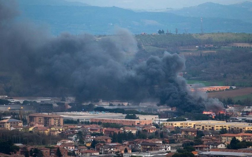 A FUOCO DEPOSITO DI RIFIUTI, NUBE TOSSICA ALLE PORTE DI PERUGIA