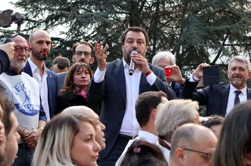 SALVINI A PERUGIA: APPLAUSI E FISCHI PER IL CAPITANO. CHE FA ARRABBIARE PURE LE FORZE ARMATE