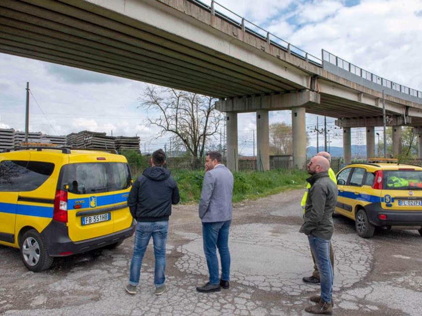 CHIUSI, SOPRALLUOGO AL CAVALCAFERROVIA: LA STRUTTURA NON E’ A RISCHIO. LE LASTRE CADENTI E DETERIORATE SONO PERICOLOSE E SARANNO RIMOSSE