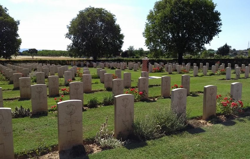 CHIUSI:  IL 26 GIUGNO LA VISITA AL CIMITERO DI GUERRA DI BOLSENA PER RENDERE OMAGGIO AI LIBERATORS. UNA INIZIATIVA BUONA E GIUSTA. E… UN MONUMENTO DA CORREGGERE