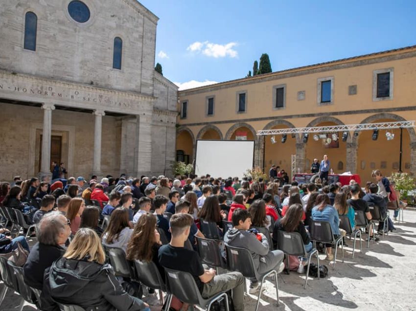 IL 2 GIUGNO, LA COSTITUZIONE E UNA BELLA FESTA: RESTARE UMANI SI PUO’