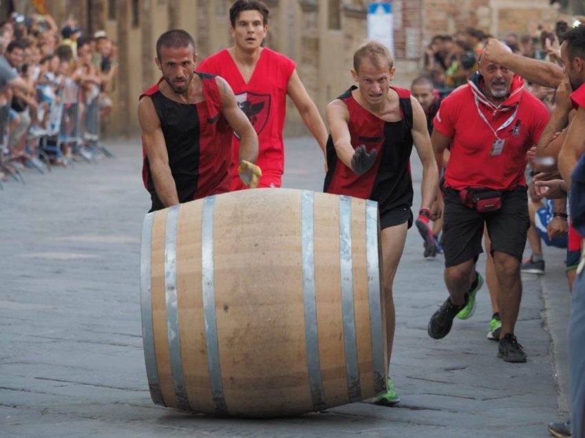 PALIO DEI TERZIERI, VINCE IL CASTELLO. AL BRAVIO DELLE BOTTI  TRIONFA VOLTAIA: CELESTINO MEZZANOTTE E “ATTILA” NIOLA I VOLTI COPERTINA DELLE DUE MANIFESTAZIONI