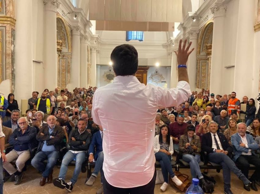 SALVINI ALLA CONQUISTA DELL’UMBRIA: IL BAGNO DI FOLLA AL TRASIMENO. MA QUALCUNO GLI CANTA IN FACCIA BELLA CIAO