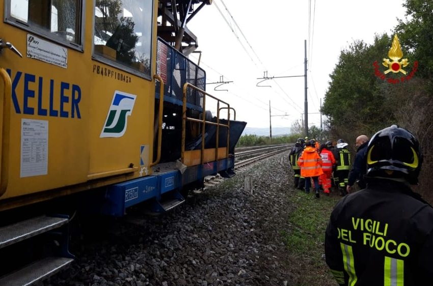 INCIDENTE FERROVIARIO NEI PRESSI DI MOIANO: SI SCONTRANO DUE MEZZI PER LA MANUTENZIONE DI BINARI, 5 FERITI