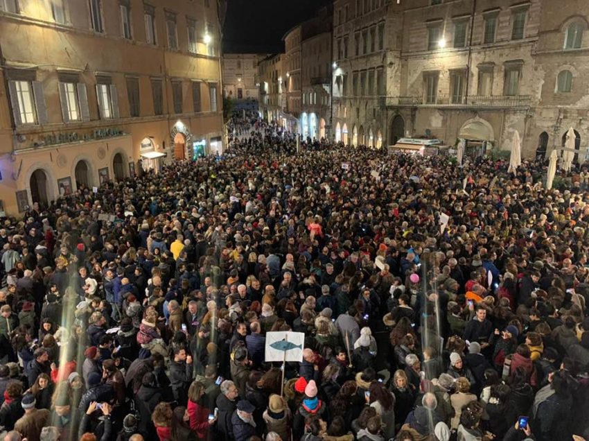 PERUGIA INVASA DALLE SARDINE. C’E’ UN’UMBRIA CHE NON SI LEGA