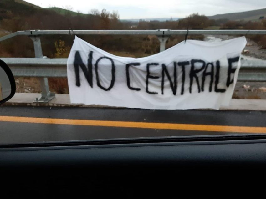 L’AMIATA SCENDE IN PIAZZA CONTRO LA CENTRALE SORGENIA. A CHIUSI STRANAMENTE NIENTE FESTE PER LO SCAMPATO PERICOLO CARBONIZZATORE. MA E’ GIA’ CAMPAGNA ELETTORALE…