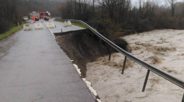 PIOGGE INCESSANTI, FRANA LA CASSIA PROPRIO LADDOVE DOVREBBE SORGERE LA CENTRALE GEOTERMICA… IL SEGRETARIO DEL PD SENESE SCRIVE A ROSSI