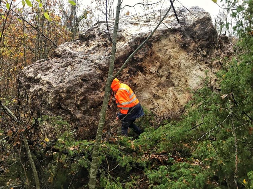 IL MONTE CETONA PERDE I PEZZI: GROSSO MASSO DI PIETRA SI STACCA E CADE IN UN BOSCO