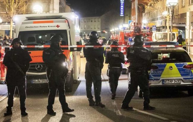 C’E’ UN VIRUS IN EUROPA PIU’ PERICOLOSO E LETALE DEL CORONA VIRUS: ESTREMISTA FASCISTA SPARA AGLI IMMIGRATI, DUE STRAGI IN GERMANIA…