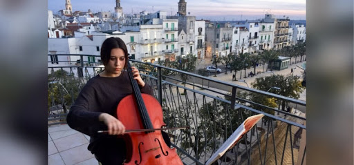 CANTARE ALLA FINESTRA E SUL TERRAZZO PER ESORCIZZARE LA PAURA E TORNARE AD ESSERE COMUNITA’ E NAZIONE