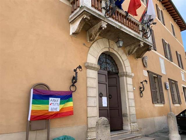 CHIUSI, BETTOLLINI STRINGE ULTERIORMENTE IL CORDONE SANITARIO: VIETATI ANCHE PARCHI E GIARDINI. NOTE DI FIDUCIA DAL TERRAZZO DEL COMUNE…