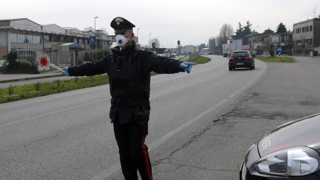 TOSCANA, ROSSI ANNUNCIA: MASCHERINA OBBLIGATORIA PER USCIRE DI CASA. A CHIUSI UN “POSITIVO” EVADE DALLA QUARANTENA PER ANDARE A GOVERNARE I POLLI. ORA E’ NEI GUAI