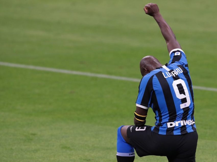 GINOCCHIO A TERRA E PUGNO ALZATO, ANCHE IL CALCIO CHE CONTA DA’ UN CALCIO ALRAZZISMO
