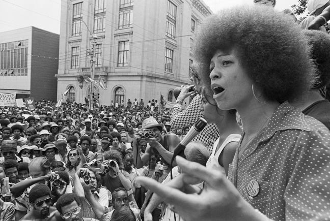 DONNA, NERA, FEMMINISTA E COMUNISTA: LA LEZIONE ANTIRAZZISTA DI ANGELA DAVIS ICONA DEGLI ANNI ’70