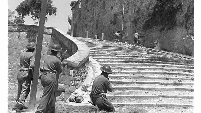 IL PASSATO CHE NON PASSA: BOMBA A MANO INESPLOSA A PASSIGNANO. RIAFFIORANO I RICORDI DEL “FRONTE” NEL ’44.  E CHIUSI RENDERA’ OMAGGIO A PARTIGIANI E MILITARI