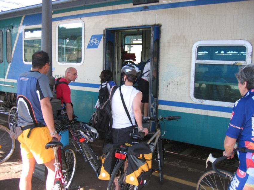 CHIUSI-PERUGIA: 5 TRENI AL GIORNO, CON FERMATE NEI PRINCIPALI CENTRI DEL TRASIMENO. SERVIZIO TURISTICO CON TRASPORTO BICI