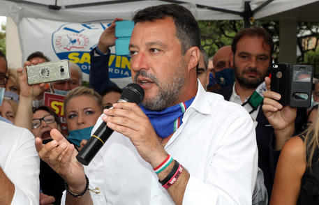 SALVINI A PERUGIA ATTACCA UN SUO ASSESSORE REGIONALE E VIENE ACCOLTO DA SCRITTE DI CONTESTAZIONE