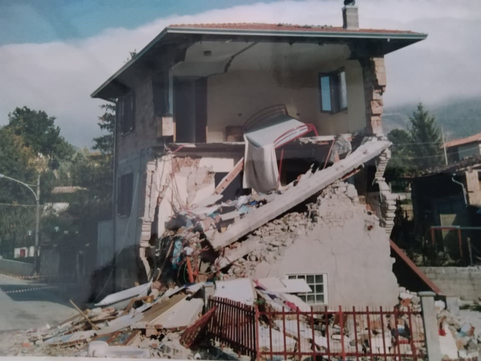 Terremoto Umbria E Marche 1997 : INGV Rassegna stampa 1997 - It was preceded by a foreshock almost as strong as the main quake.