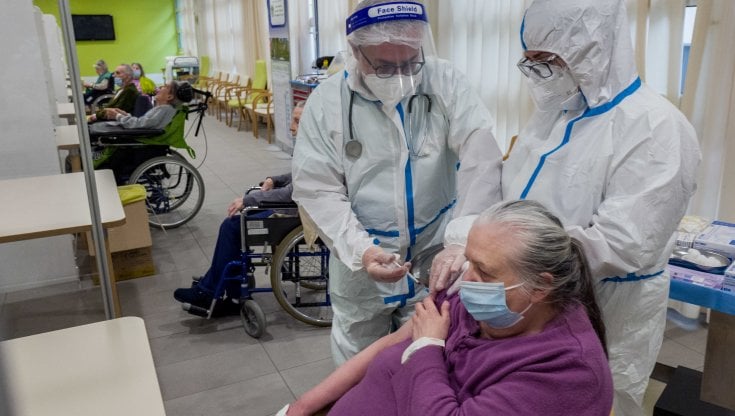 ZONE GIALLE E VACCINAZIONE… MA LA CURVA DEI CONTAGI SCENDE PIANO. INTANTO PERO’ E’ SCOMPARSA L’INFLUENZA