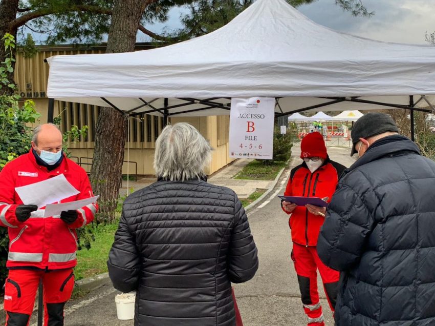 SARTEANO, PARTITO LO SCREENING DI MASSA. TUTTI IN FILA PER FARE IL TAMPONE