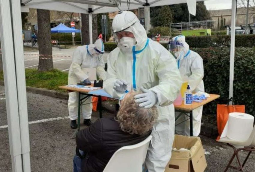 CHIUSI, SCREENING DI MASSA ANTICIPATO A LUNEDI’. GIA’ MIGLIAIA LE PRENOTAZIONI PER FARE IL TAMPONE. ZONA ROSSA ANCHE NEI COMUNI DEL TRASIMENO