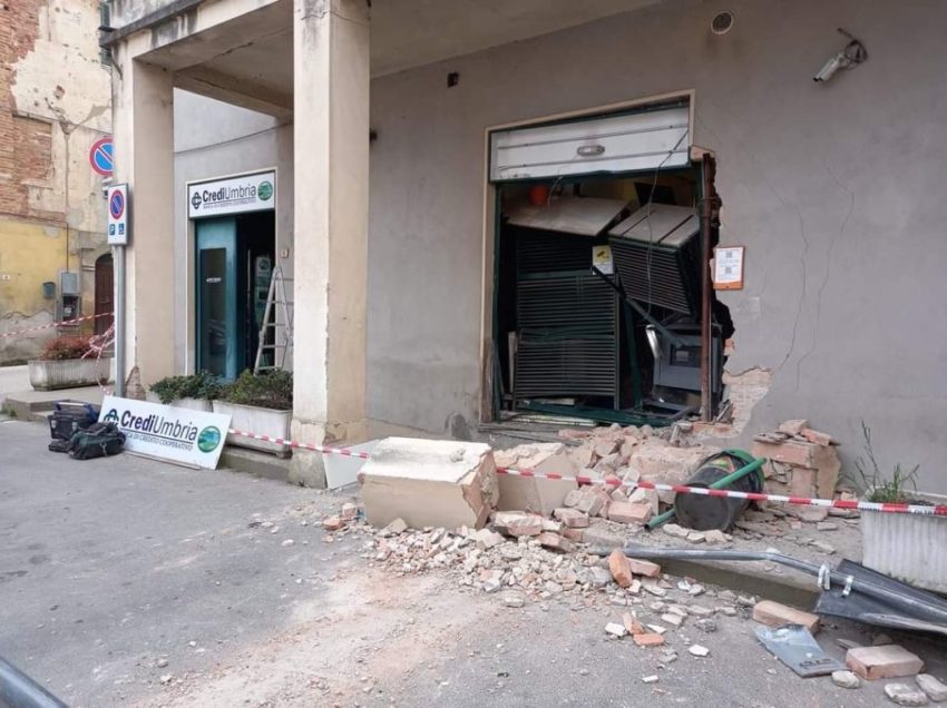 LA BANDA DEI BANCOMAT: DUE COLPI CON ESPLOSIVO AD ACQUAVIVA E POZZUOLO: QUEI LADRI POCO ESPERTI, MA PERICOLOSI