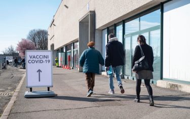 CAOS VACCINI: TOSCANA, GIANI COMMISSARIA L’ASSESSORE BEZZINI E LANCIA UNA TASK FORCE. IN UMBRIA IL PD CHIEDE LE DIMISSIONI DI COLETTO E D’ANGELO