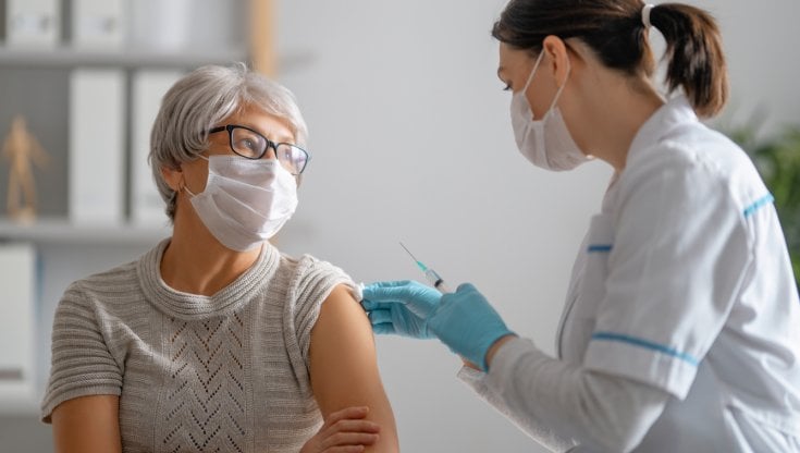 VACCINI: LA TOSCANA ACCELERA, MA… PER LA FASCIA 60-69 ANNI ANCORA UN MESE DI ATTESA. DA OGGI CADONO I CONFINI TRA REGIONI, SI TORNA A CINEMA E A TEATRO