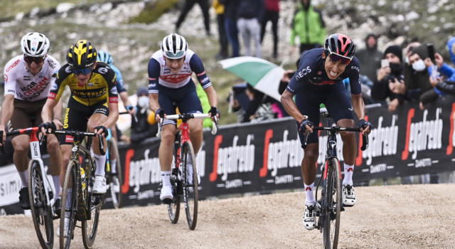 SEDUTO IN CIMA A UN PARACARRO AD ASPETTARE EGAN… PASSA IL GIRO: ARRIVO A MONTALCINO, CON 35 KM DI STERRATO