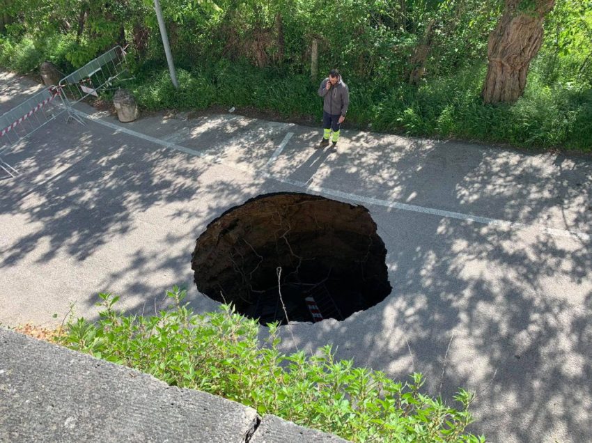 CHIUSI, VORAGINE DI 4 METRI IN UNA STRADA DEL CENTRO STORICO. IL SINDACO: “E’ ANDATA BENE”