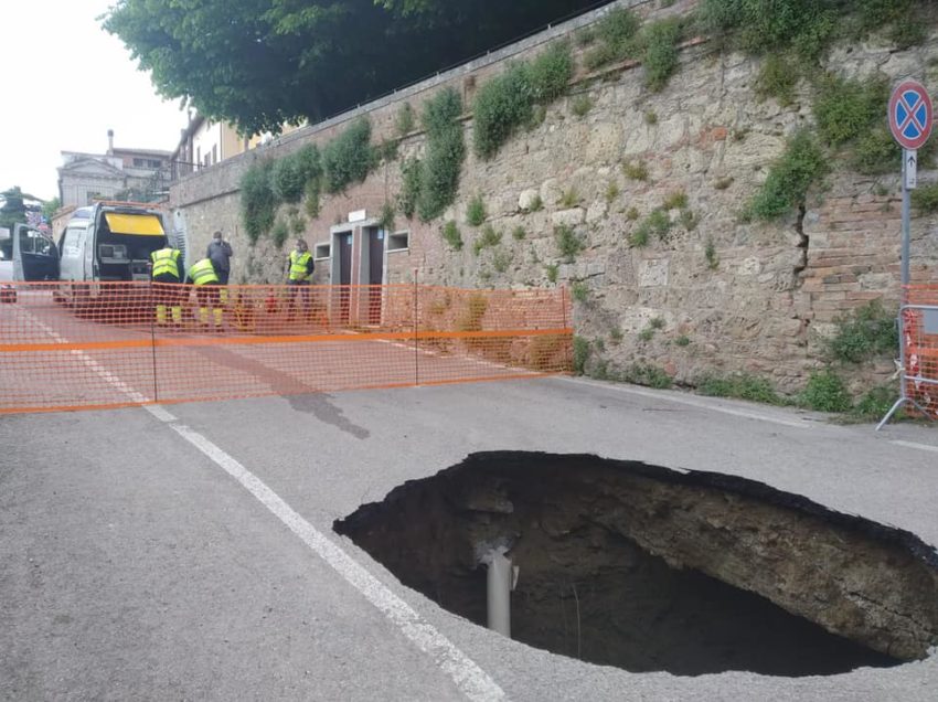 CHIUSI, COMINCIATI I LAVORI DI RIPRISTINO DELLA VORAGINE. MA QUELLA CREPA SUL MURO?