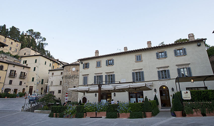 COVID: NUOVO FOCOLAIO A CETONA, IL SINDACO CHIUDE LE SCUOLE. QUASI PRONTO L’HUB VACCINALE AL PALASPORT DI CHIUSI