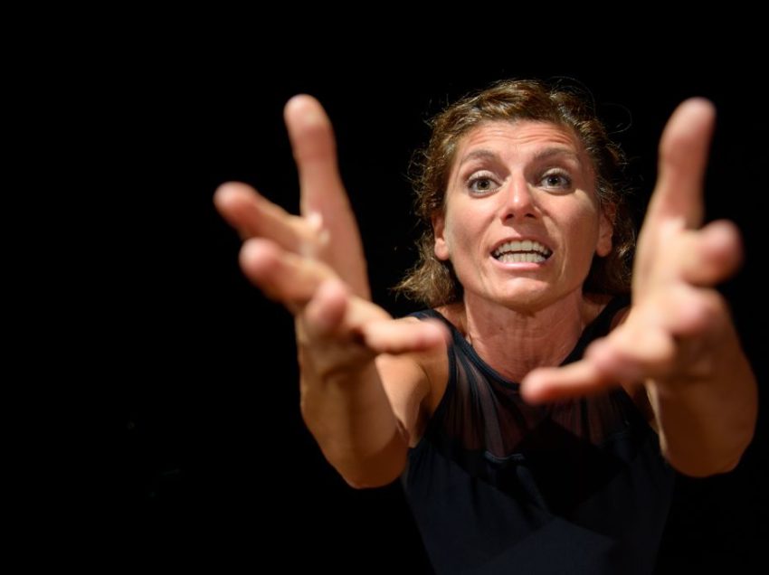 “UNA RAGIONEVOLE FELICITA'”, IL TEATRO CIVILE, FILOSOFICO, QUASI TEOLOGICO DI SILVIA FRASSON SULLE RIVE DEL TRASIMENO