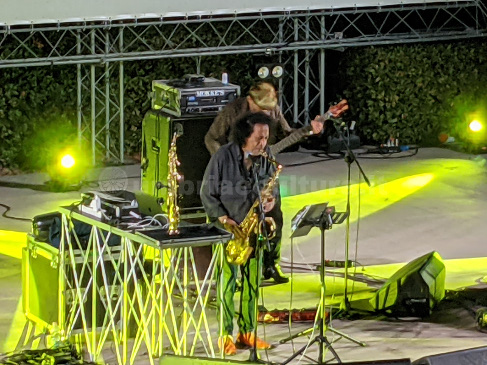 JAMES SENESE E QUEL SOUND METROPOLITANO CHE DIVENNE “NAPOLI POWER”. BELLA SERATA A CASTIGLIONE DEL LAGO