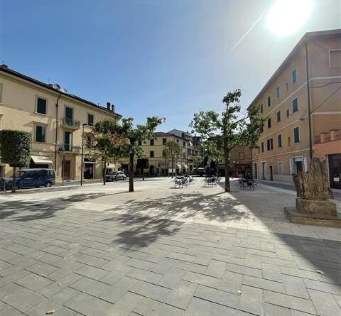 LA TERRA DI MEZZO 20 GRANDI E PICCOLI TRADIMENTI… SABATO 28, IN PIAZZA GARIBALDI A CHIUSI SCALO, LA PRESENTAZIONE DEL LIBRO DI LORENZONI