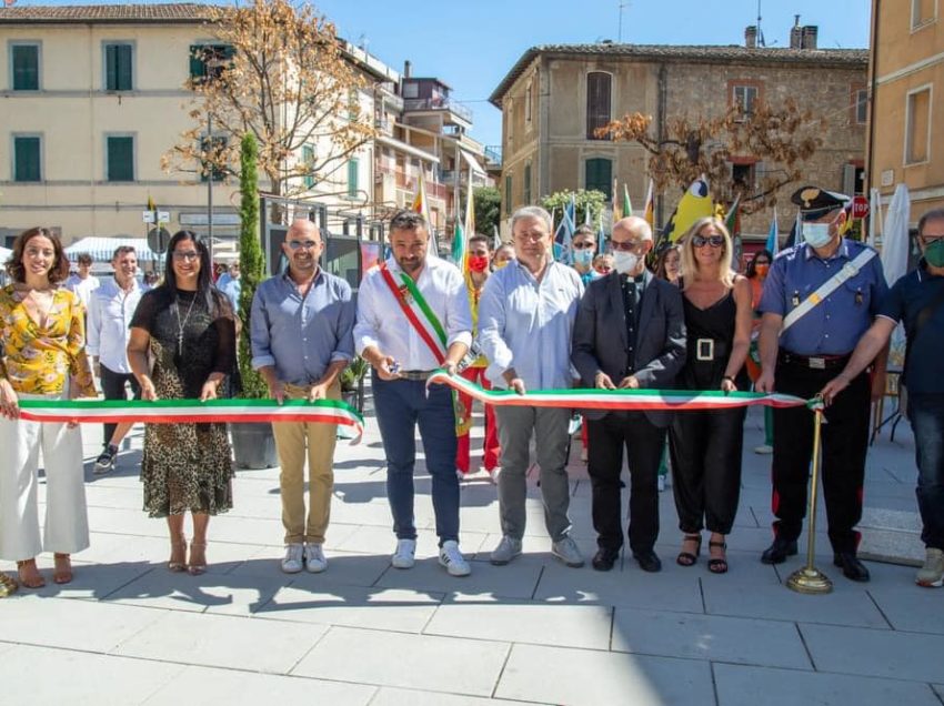 CHIUSI SCALO, IL “BATTESIMO” DI PIAZZA GARIBALDI: BETTOLLINI LANCIA LE PISTE CICLABILI URBANE. DON ANTONIO “AVVISA” I CANDIDATI…