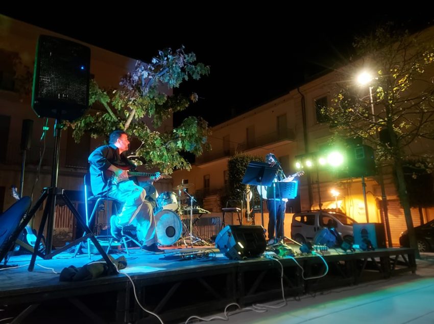 CHIUSI SCALO, BATTESIMO MUSICALE PER PIAZZA GARIBALDI. BUONA LA PRIMA CON GIANNOTTI & FRIENDS. GIOVEDI PROSSIMO I DUDES