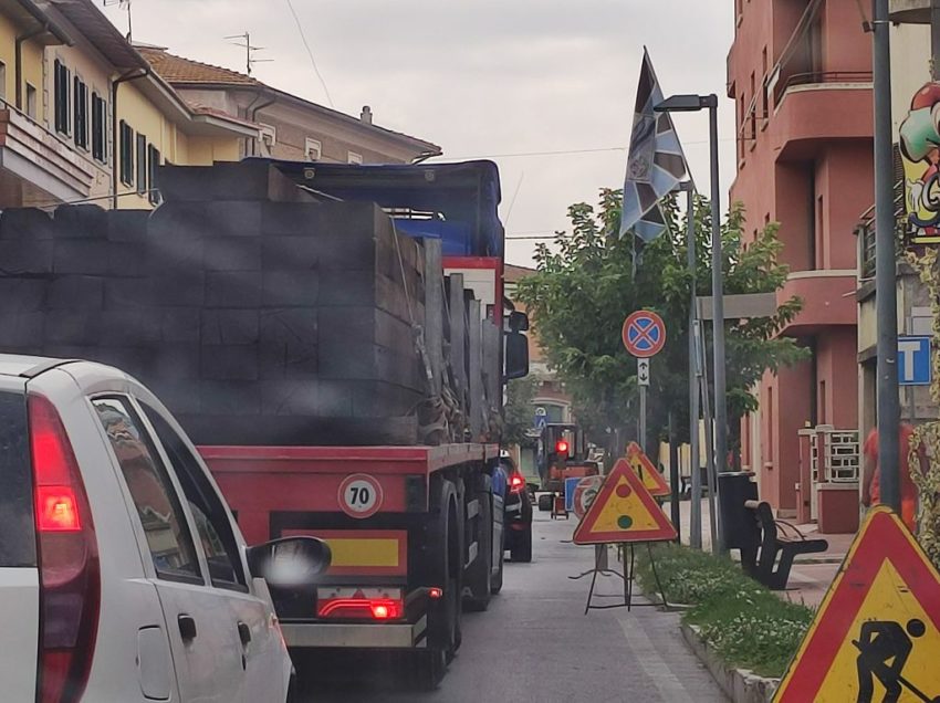 CHIUSI SCALO, QUEGLI 80 CAMION AL GIORNO NELL’ABITATO SONO UN PROBLEMA. LETTERA APERTA AI TRE CANDIDATI A SINDACO