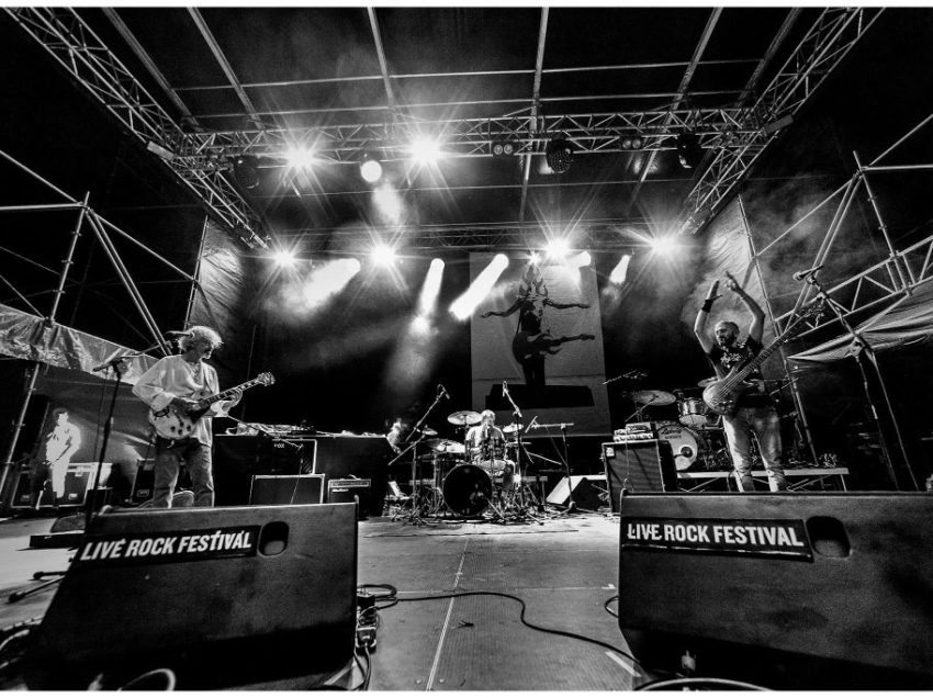 LA LEZIONE DI RESILIENZA DEL LIVE ROCK FESTIVAL DI ACQUAVIVA. E DOMANI A CHIUSI SUONANO I DUDES