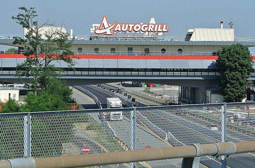 DAL 15 AL 18 OTTOBRE LA DEMOLIZIONE DELL’AUTOGRILL DI MONTEPULCIANO SULLA A1. SCOMPARE UN SIMBOLO DELL’ITALIA DEL BOOM