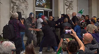 ROMA, MANIFESTAZIONE NO GREEN PASS, ASSALTO SQUADRISTA ALLA CGIL. IL PROBLEMA E’ IL NEOFASCISMO O L’INDIFFERENZA?