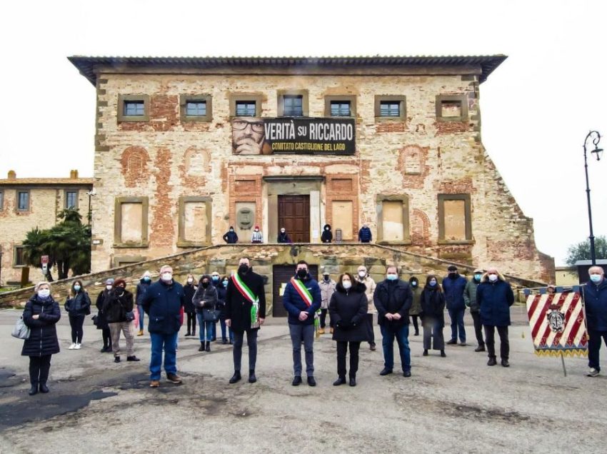 CASTIGLIONE DEL LAGO: FIACCOLATA PER RICCARDO CAPECCHI, IL FOTOGRAFO IN ATTESA DI GIUDIZIO, BLOCCATO DA OLTRE DUE ANNI IN PERU’