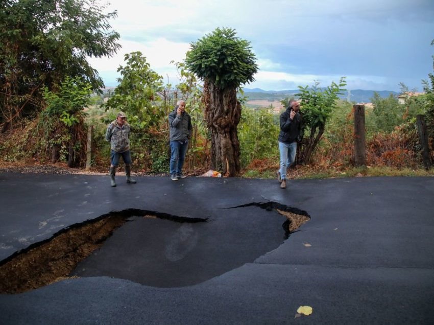 CHIUSI, PRIMA GRANA PER SONNINI: NUOVA VORAGINE NELLA STESSA STRADA DOPO 5 MESI. PUO’ TRATTARSI DI MOVIMENTO FRANOSO.IL SINDACO ACCELERA LA COMPOSIZIONE DELLA GIUNTA?