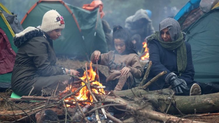 UN’ALTRA TRAGEDIA AI CONFINI DELL’EUROPA. E LA POLONIA COSTRUIRA’ UN MURO LUNGO 180 KM