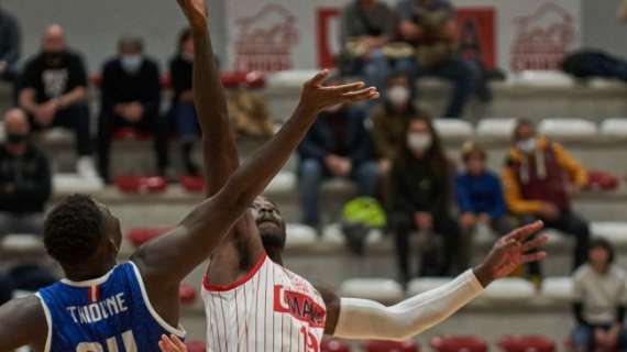 BASKET, LA SAN GIOBBE CHIUSI FRENA. FABRIANO OCCUPA E SBANCA IL PALAPANIA