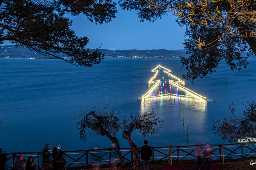 CASTIGLIONE DEL LAGO, RIACCESO L’ALBERO IN ACQUA PIU’ GRANDE DEL MONDO