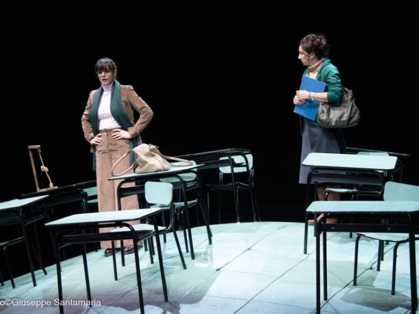 “IL NODO” CON AMBRA ANGIOLINI AL MASCAGNI: QUANDO IL TEATRO TI PRENDE A CAZZOTTI