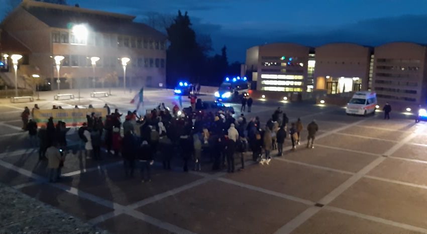 CITTA’ DELLA PIEVE, FA FLOP LA MANIFESTAZIONE NO VAX A CASA DI DRAGHI. C’ERA PIU’ GENTE A CHIUSI SCALO PER IL VIA ALLE FESTE DI NATALE